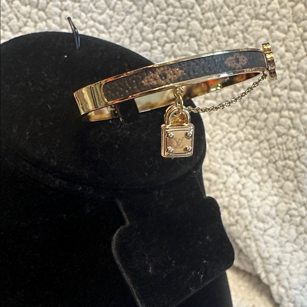 New Fashion Inspired Jewelry (GOLD BANGLE) 
#74 - Picture 2 of 5